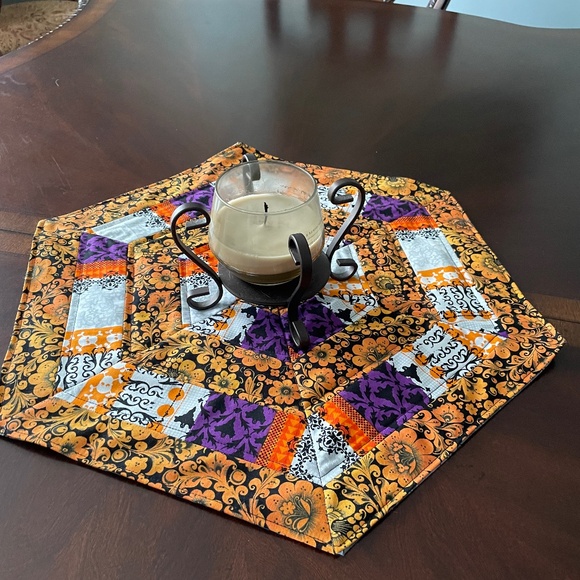 HAND-CRAFTED quilted‎ Halloween hexagon table topper - Picture 1 of 6